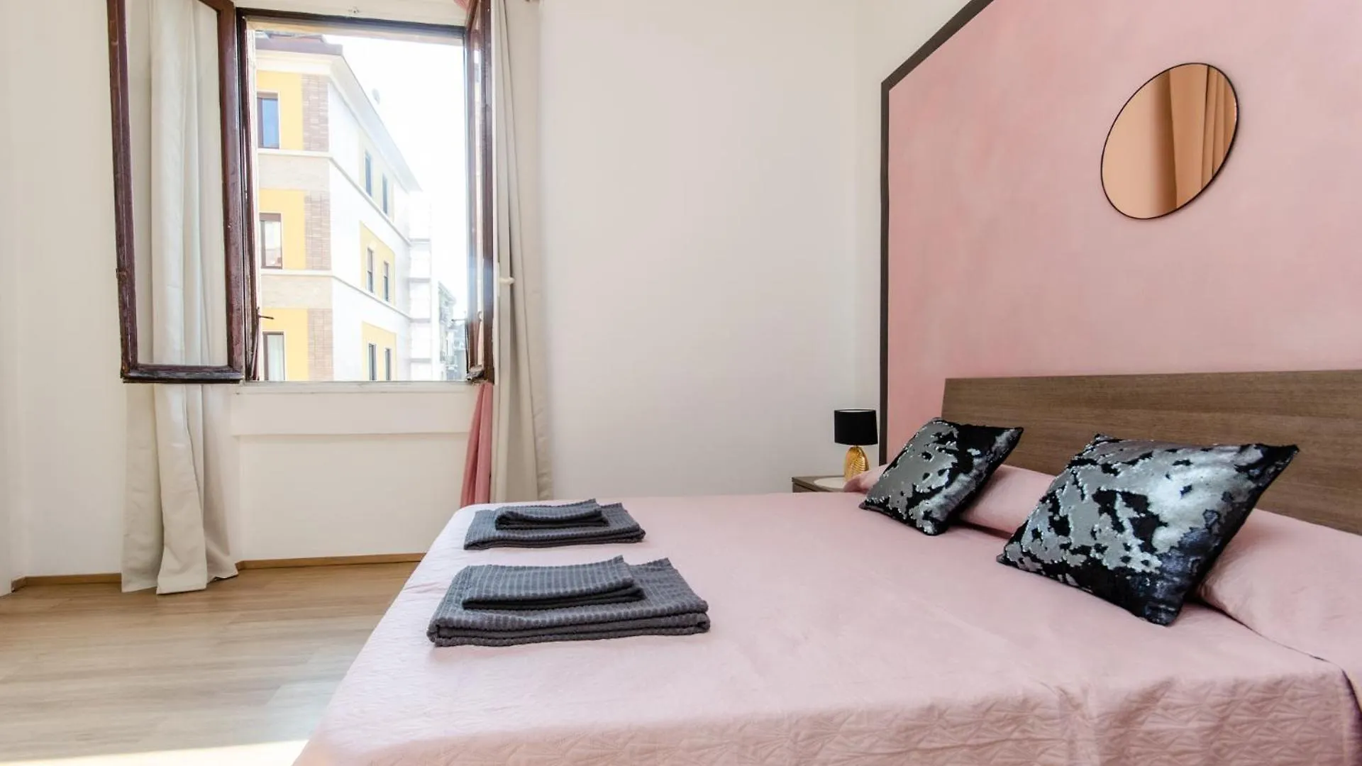 Pink Room Milano 0*,